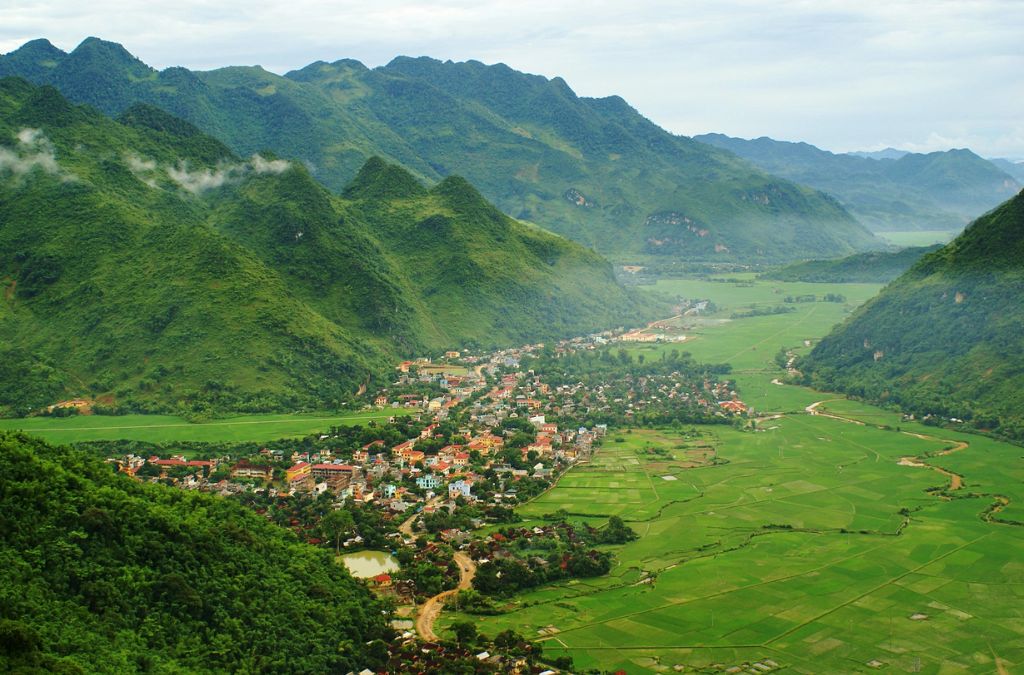 Thung lũng Mai Châu với ruộng lúa và bản làng