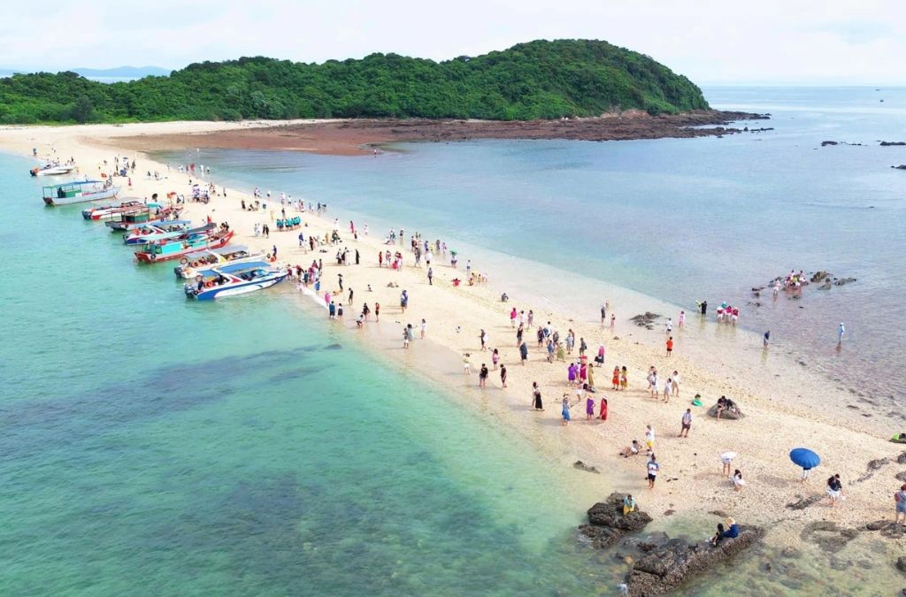 Bãi biển trong xanh trên đảo Cô Tô