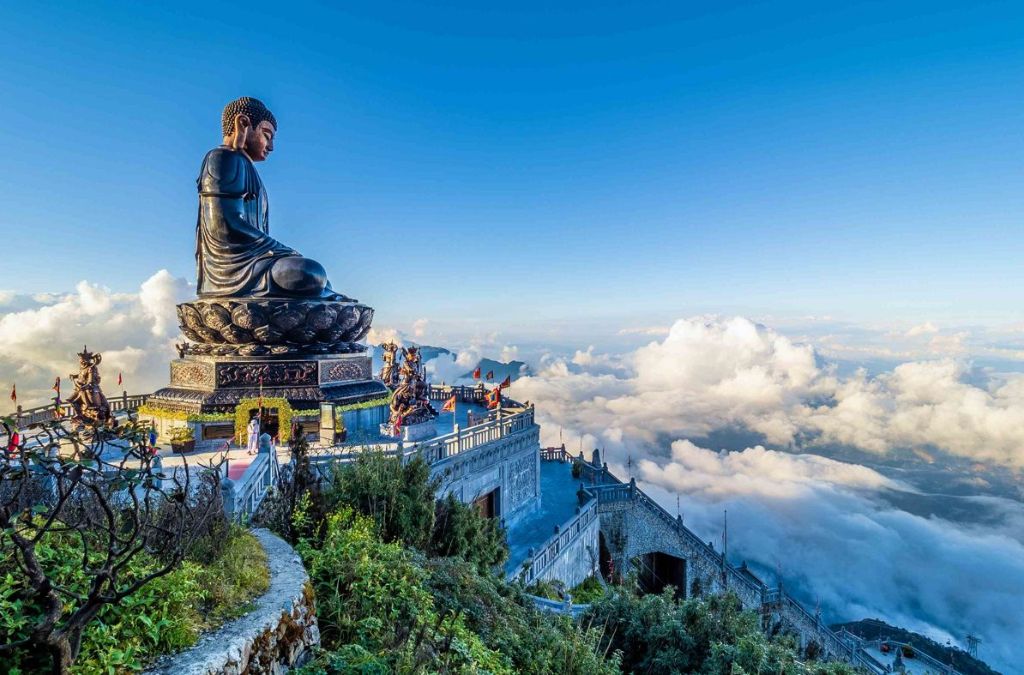 Đỉnh Fansipan giữa mây núi Sa Pa