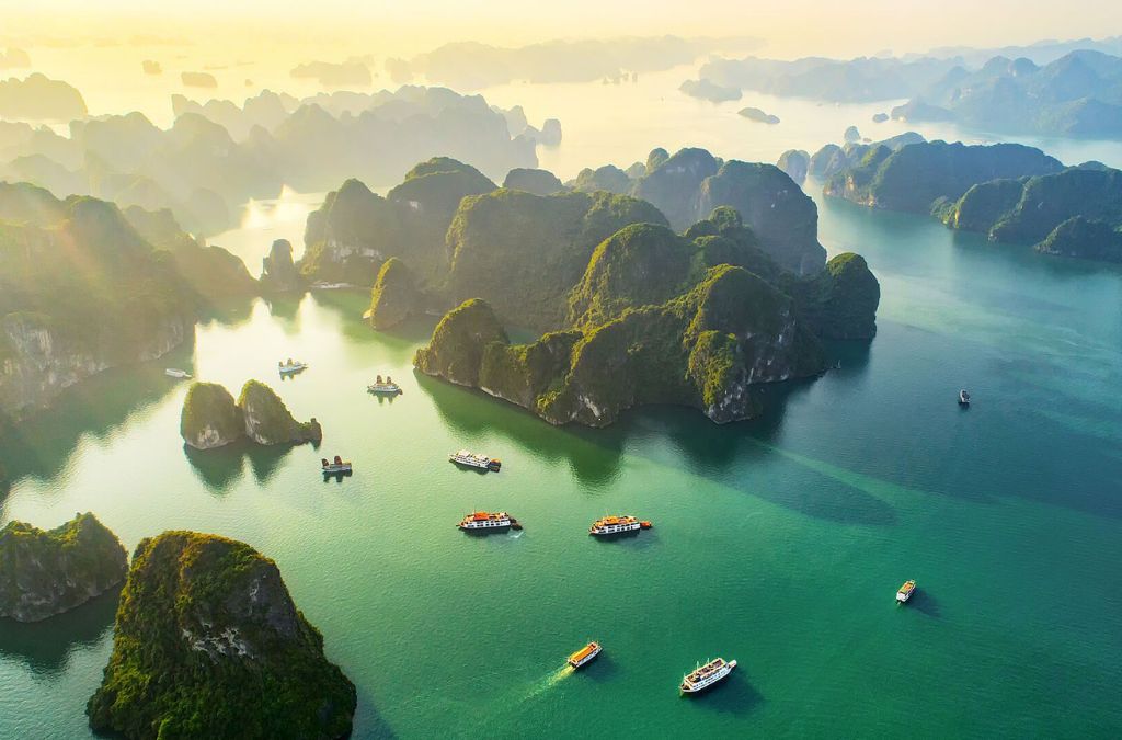 Các đảo đá vôi trên Vịnh Hạ Long
