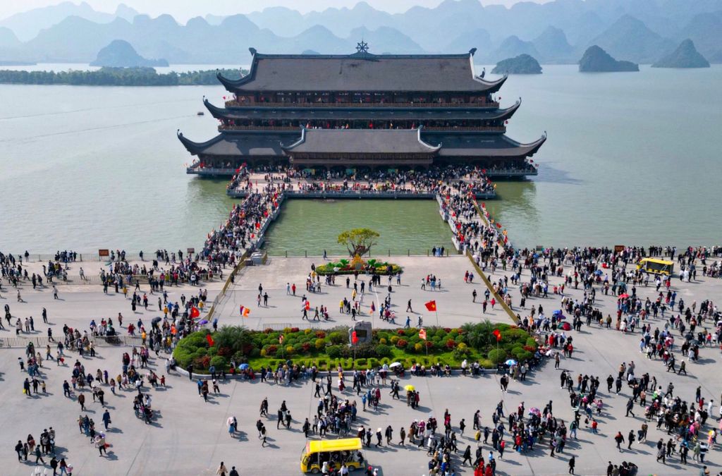 Quần thể Chùa Tam Chúc nhìn từ hồ nước