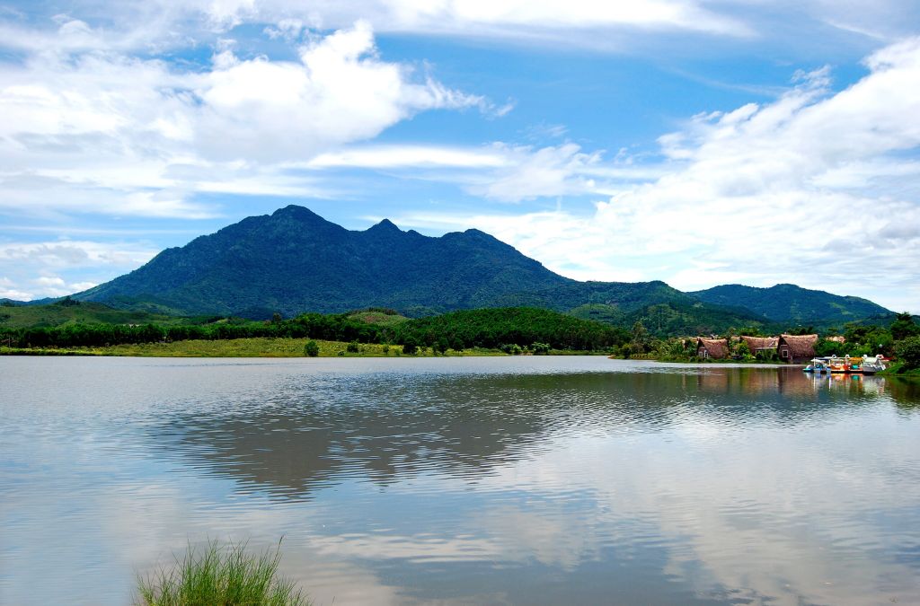 Hồ Đại Lải bao quanh bởi rừng cây xanh