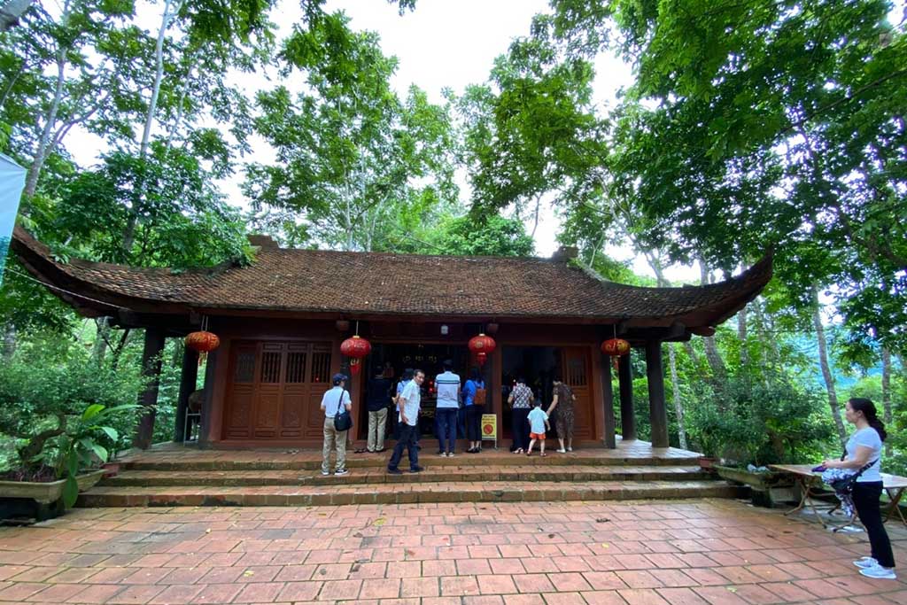Đền An Mạ tọa lạc trên một hòn đảo nhỏ giữa Hồ Ba Bể