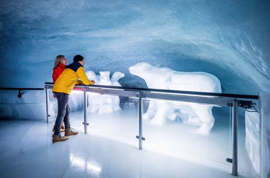 Ice Palace với các đường hầm và tác phẩm điêu khắc bằng băng tuyết giữa khung cảnh mùa đông Thụy Sĩ