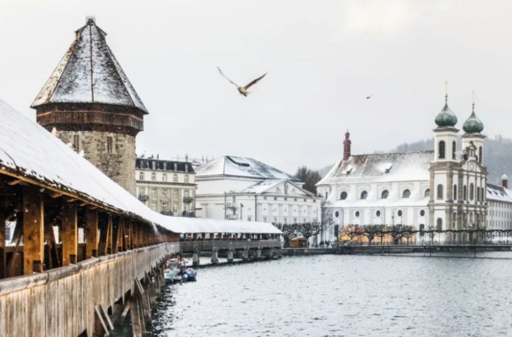 Ngắm hồ Lucerne mùa đông từ cây cầu cổ Chapel