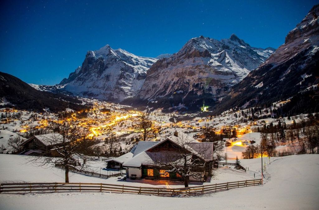 Grindelwald mùa đông với làng núi phủ tuyết và dãy Alps hùng vĩ phía xa