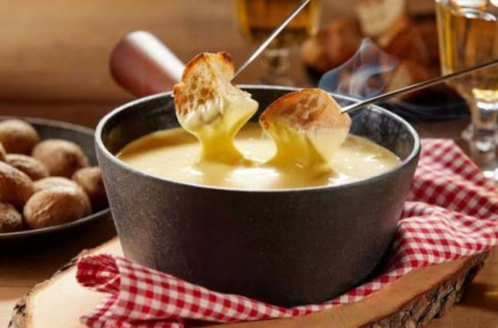 Lẩu phô mai Fondue truyền thống của Thụy Sĩ với phô mai nóng chảy và bánh mì