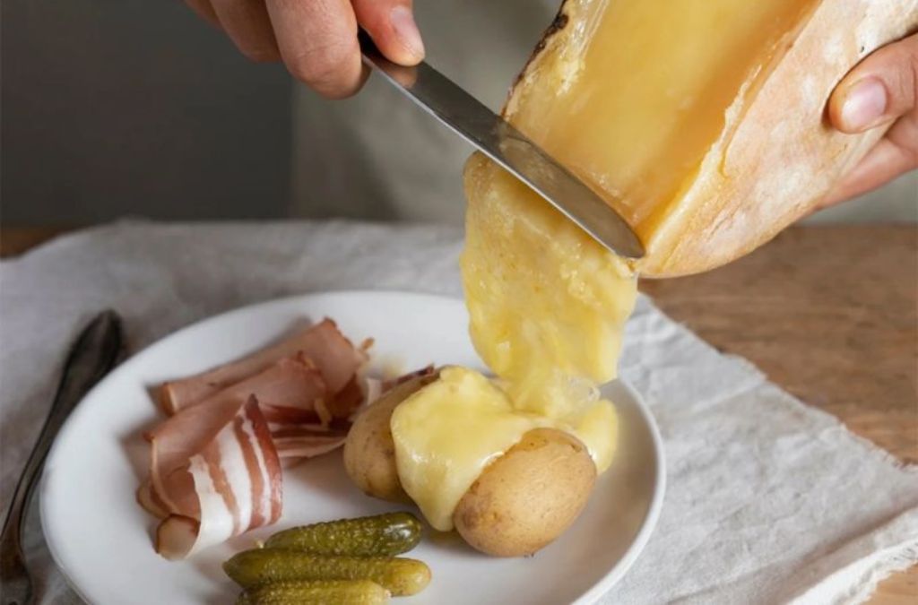 Phô mai nướng Raclette nóng chảy ăn kèm khoai tây