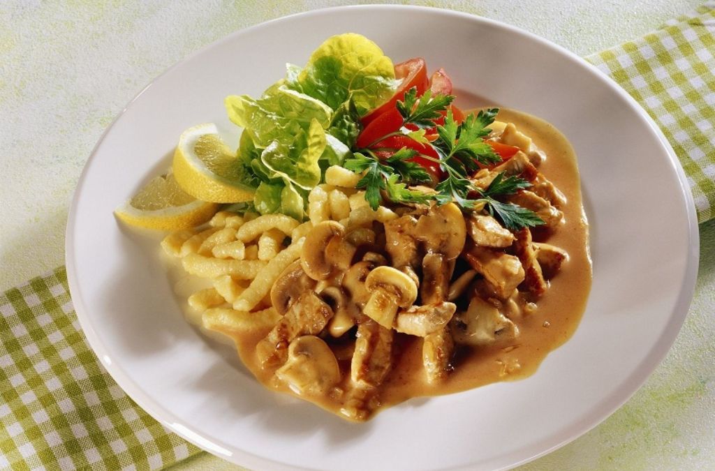Thịt bê nấu kiểu Zurich với sốt kem nấm, ăn kèm bánh khoai tây Rösti