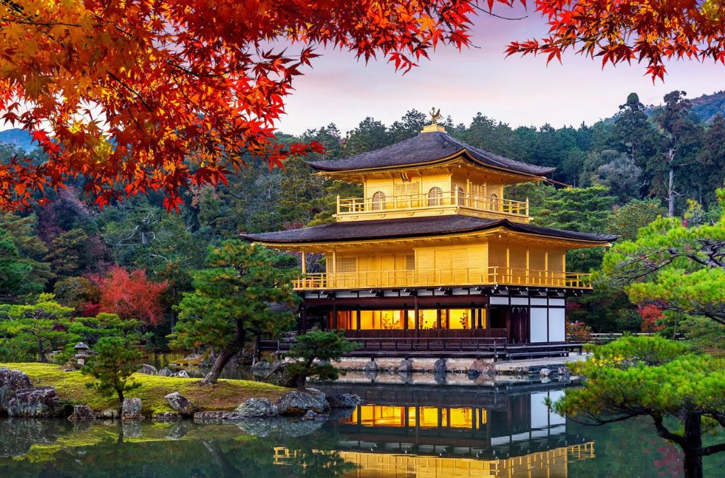 Chùa Kinkaku-ji phản chiếu trên mặt hồ mùa thu