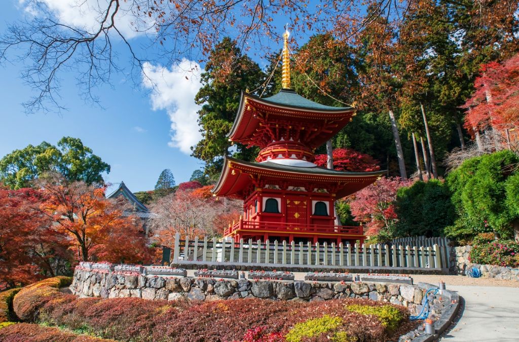 Tháp đỏ tại Chùa Katsuo-ji giữa rừng thu