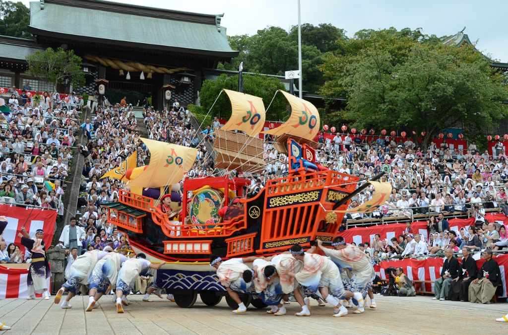 Kiệu hình thuyền trong Lễ hội Nagasaki Kunchi