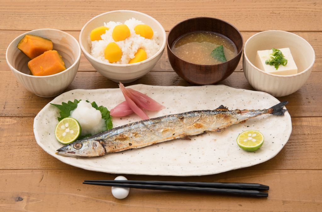 Cá thu đao Sanma nướng ăn cùng củ cải bào