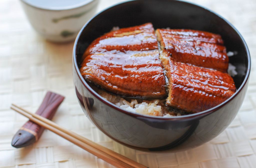 Cơm lươn nướng Unagi phủ sốt tare trong bát
