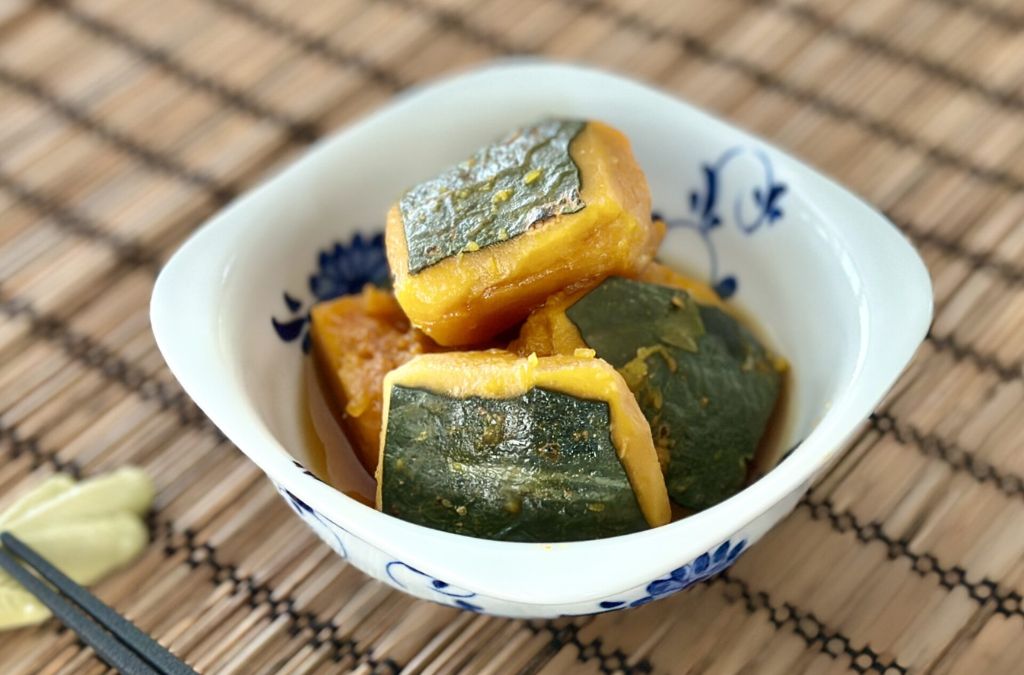 Bí ngô Kabocha hầm cắt miếng trong bát sứ