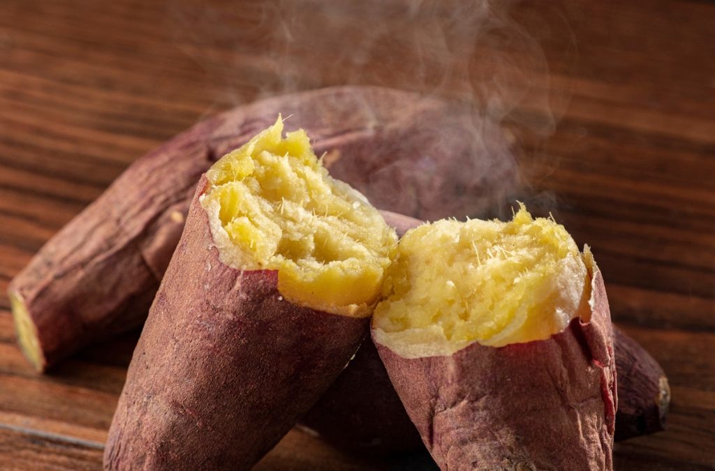 Khoai lang Yakiimo nóng hổi vừa bẻ đôi