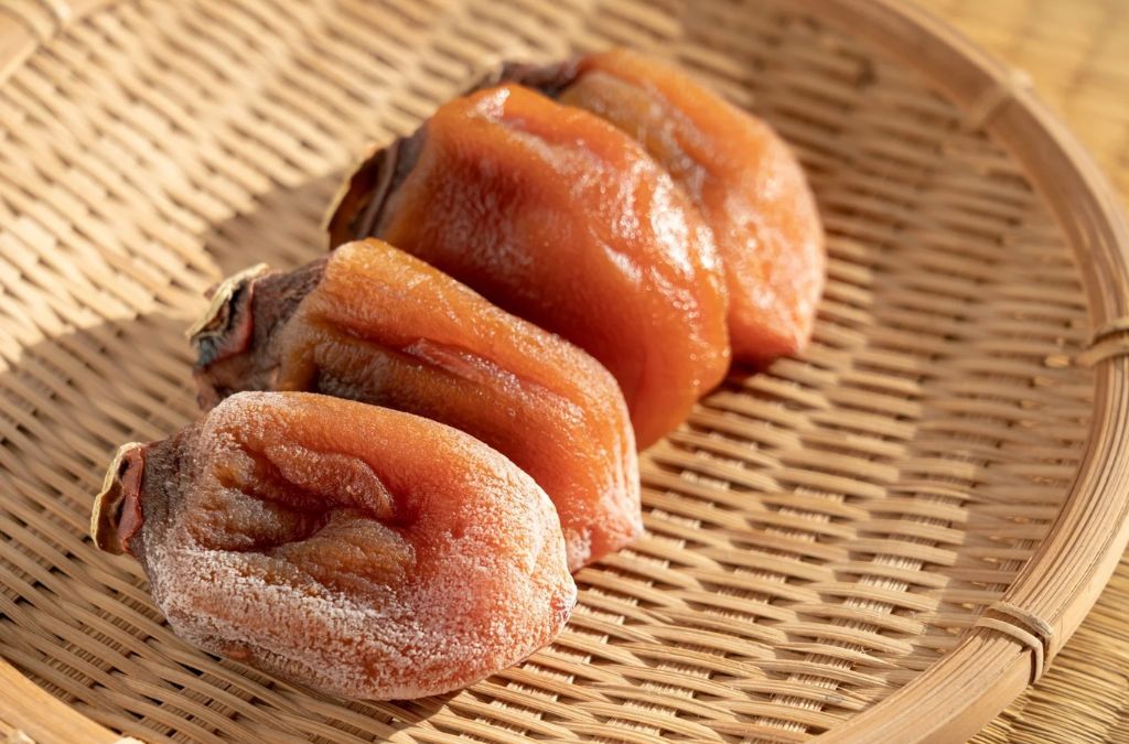 Những quả hồng khô Hoshigaki màu cam