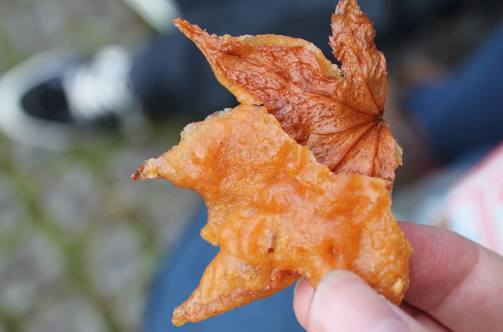 Lá phong chiên tempura đặc sản Minoh