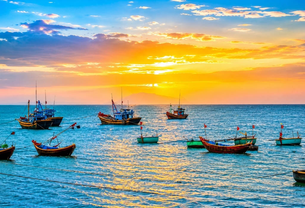 Khung cảnh biển thanh bình tại làng chài Hàm Ninh.