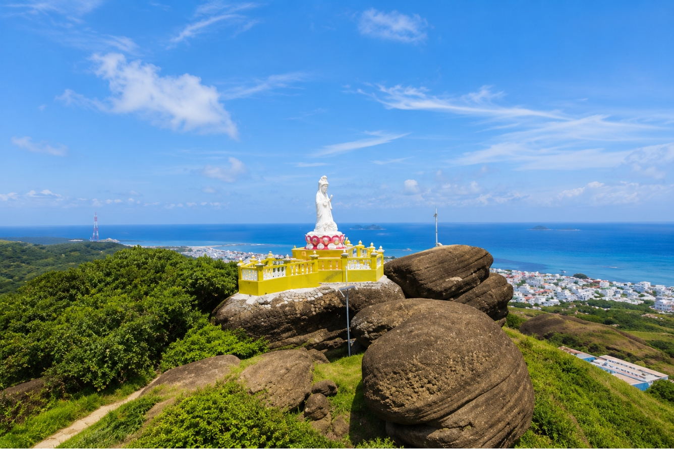 Chùa Linh Sơn mang vẻ đẹp bình yên giữa thiên nhiên đảo Phú Quý.