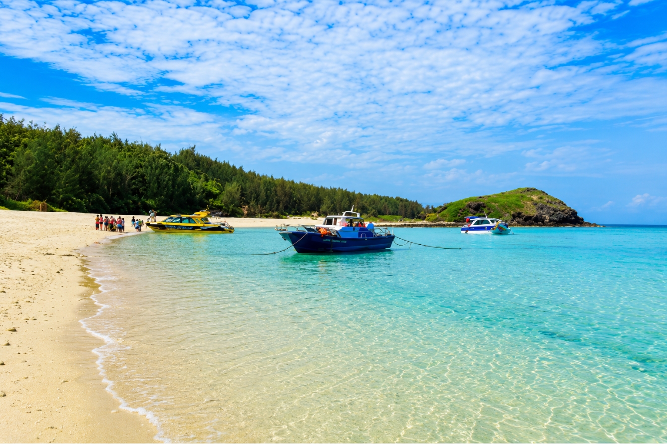 Hòn Tranh mang vẻ đẹp biển đảo trong trẻo của Phú Quý.