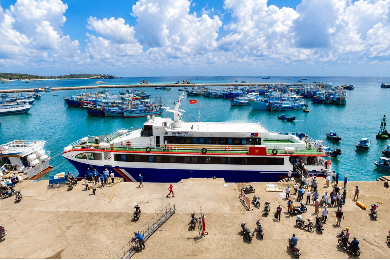 Tàu cao tốc đi đảo Phú Quý tại cảng Phan Thiết.