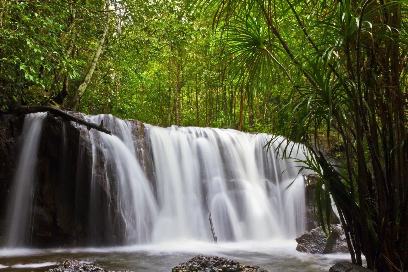 Suối Tranh với thác nước êm đềm.
