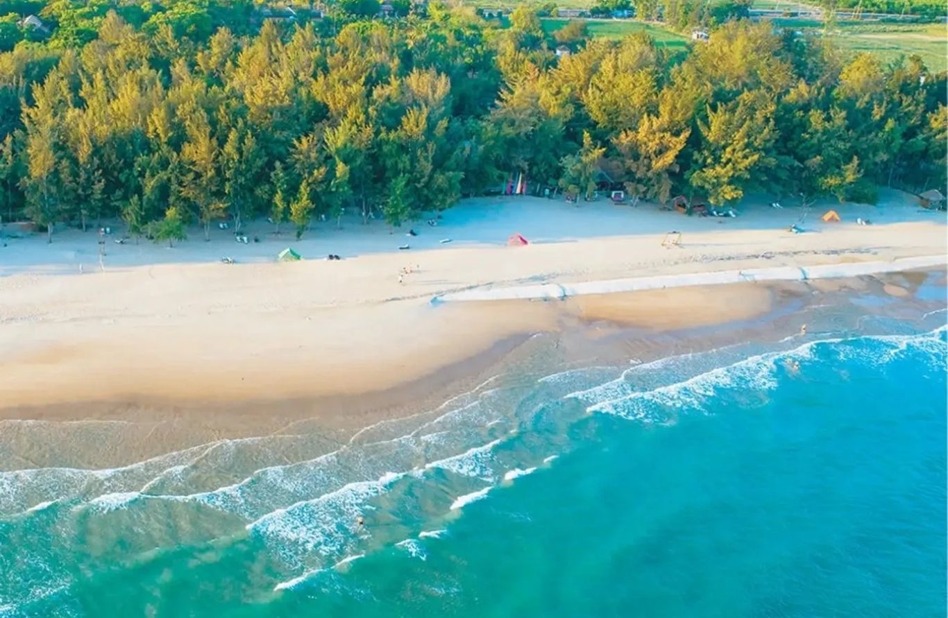 Biển Hồ Tràm Bà Rịa Vũng Tàu với bờ cát dài, nước biển xanh và khung cảnh nghỉ dưỡng yên bình.
