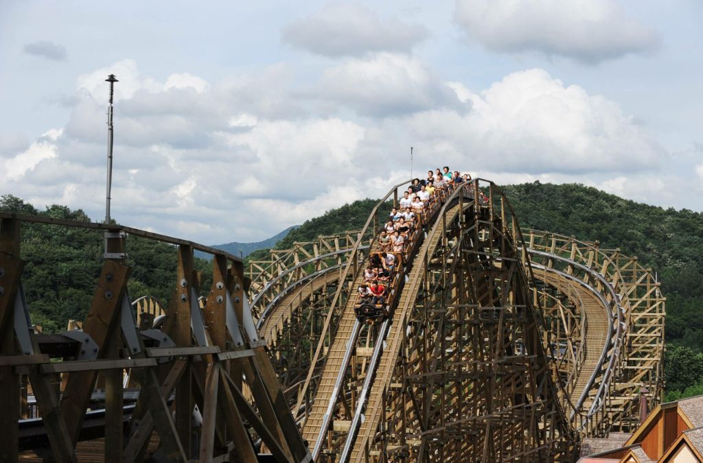 Tàu lượn gỗ T-Express chạy trên đường ray tại Everland