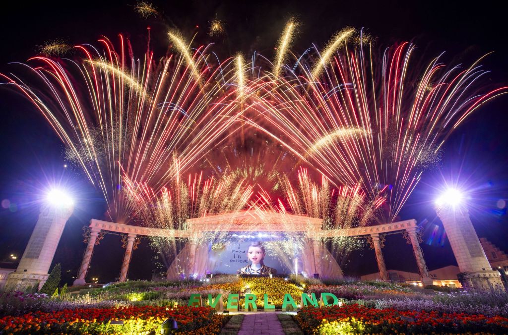 Pháo hoa rực sáng trên sân khấu ngoài trời tại Everland