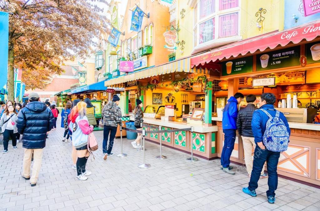 Các quầy bán đồ ăn dọc khu phố trong Everland