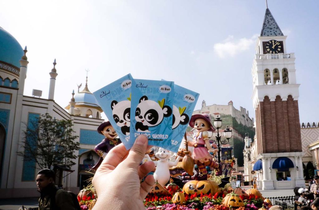 Vé Everland hình gấu trúc được cầm trước khuôn viên công viên