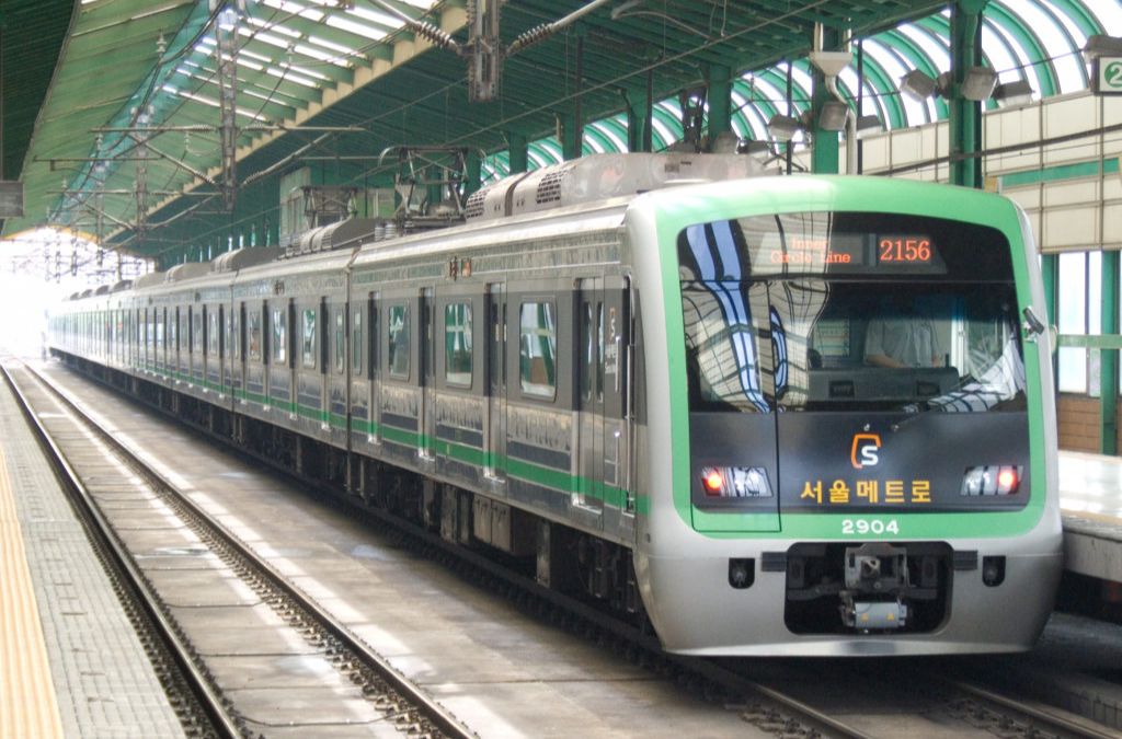 Tàu điện dừng tại ga ở Seoul Hàn Quốc