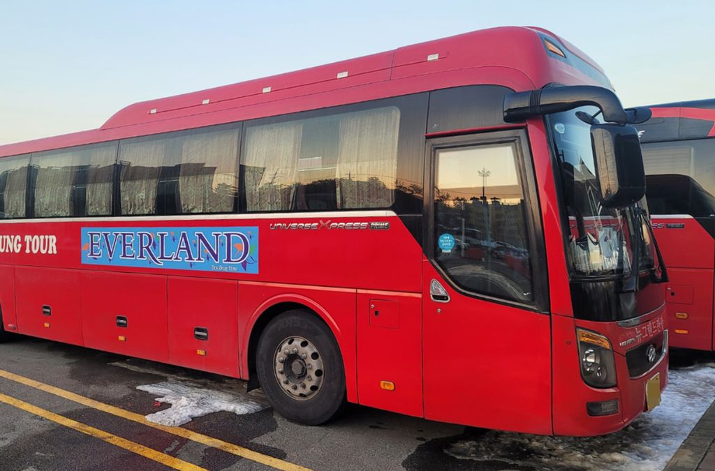 Xe Shuttle Bus màu đỏ đưa khách đến công viên Everland Hàn Quốc