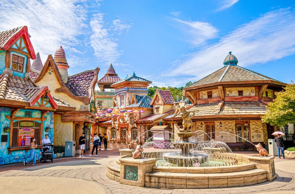 Khu vui chơi nhiều màu sắc với đài phun nước tại Magic Land