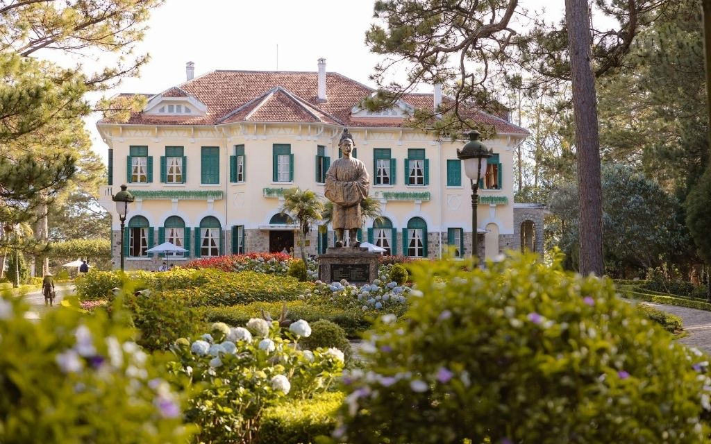 Dinh I Đà Lạt giữa rừng thông.