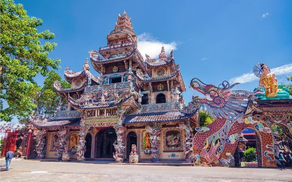 Chùa Linh Phước với kiến trúc khảm sành sứ ở Trại Mát.