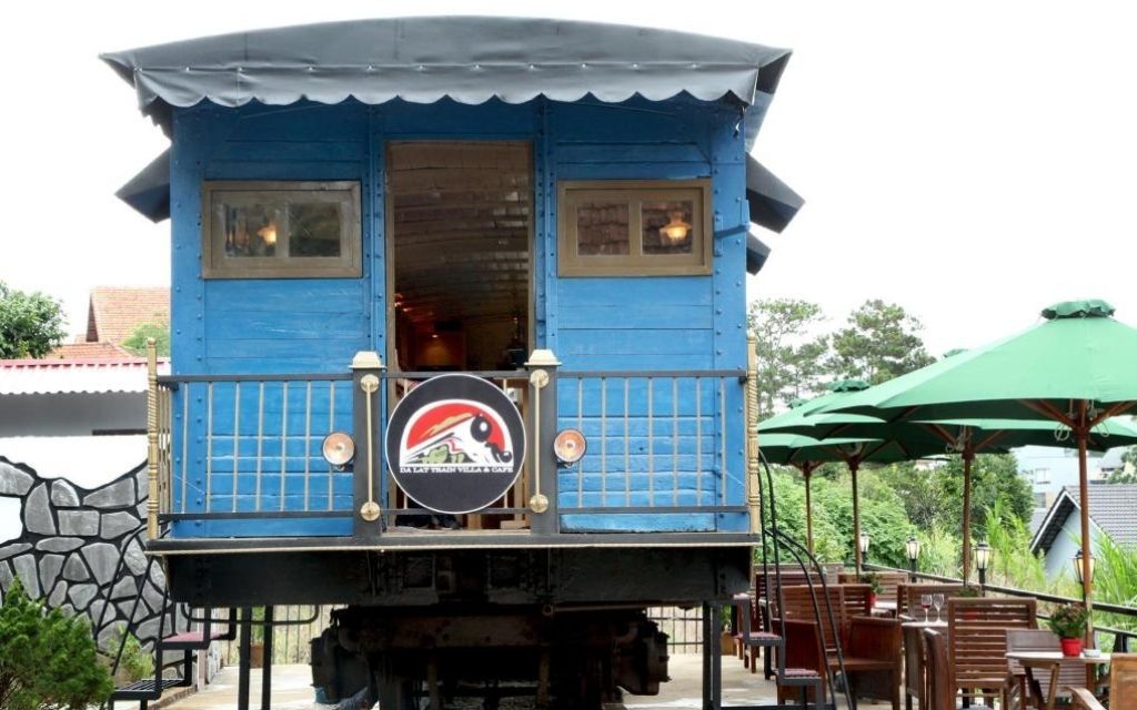 Quán cà phê và quà lưu niệm trong khuôn viên Ga Đà Lạt.