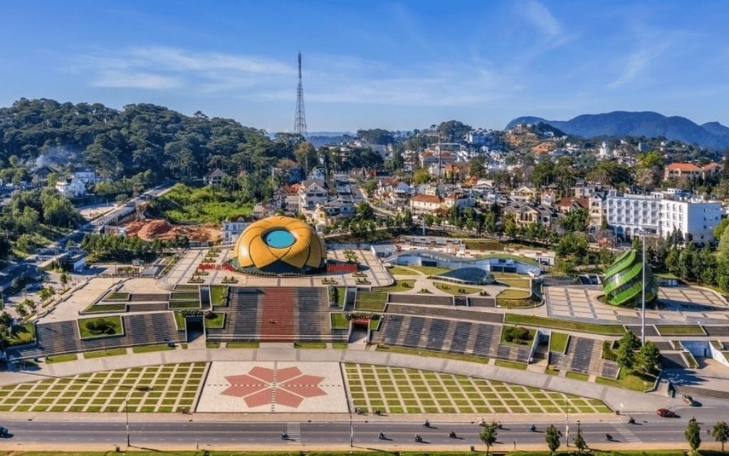 Quảng trường Lâm Viên và Hồ Xuân Hương ở Đà Lạt.