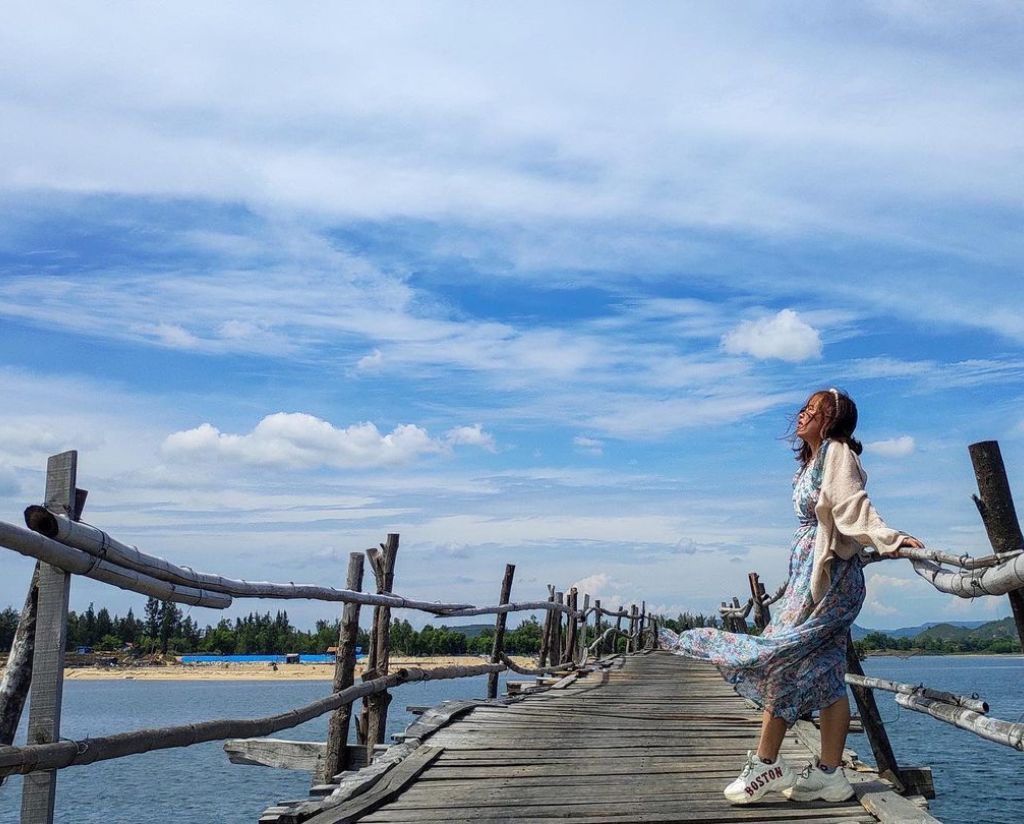Khung cảnh đầm Ô Loan 
