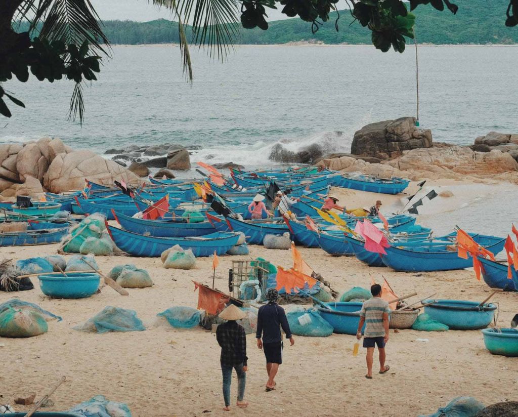 Người dân làng chài gần Gành Đá Đĩa