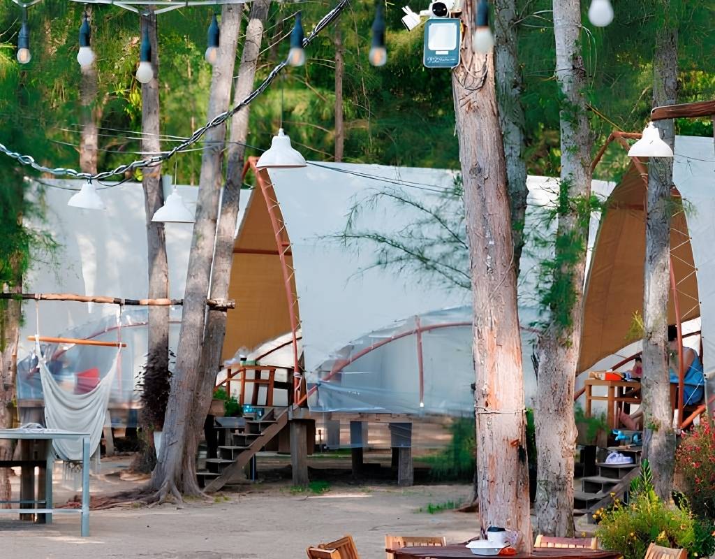 Lều nghỉ giữa cây xanh tại Hang Sói Glamping