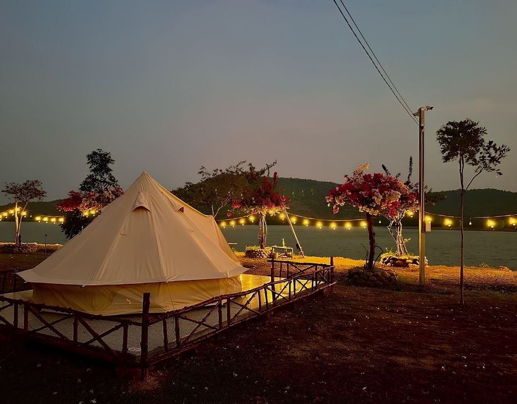 Lều Bằng Lăng Glamping ven sông về đêm