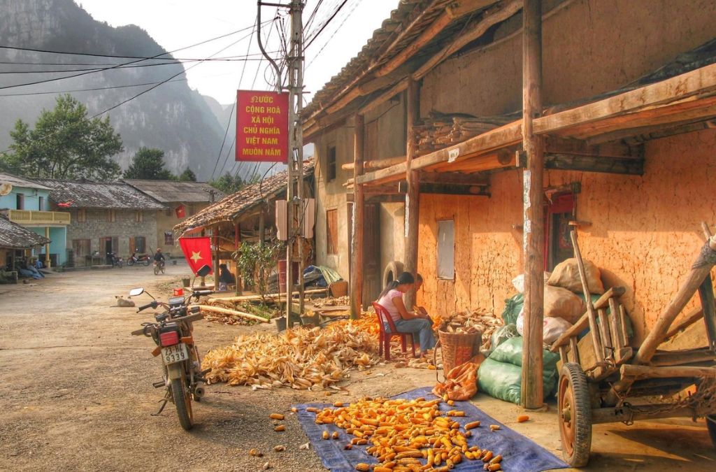 Phó Bảng giữ nét cổ kính với nhà trình tường màu đất, mái ngói âm dương và nhịp sống chậm rãi. (Ảnh: Sưu tầm)