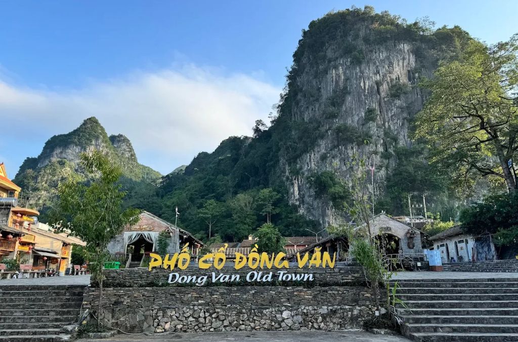 Phố cổ Đồng Văn có khoảng 40 ngôi nhà cổ với tường đất và mái ngói âm dương. (Ảnh: Sưu tầm)
