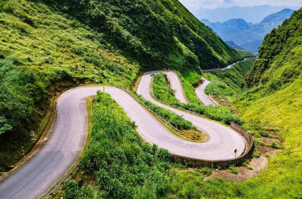Đèo Mã Pí Lèng dài khoảng 20km, uốn theo vách núi trên cung đường Đồng Văn – Mèo Vạc.