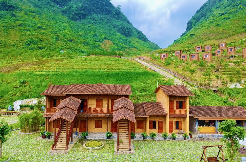 Quản Bạ có homestay cộng đồng và khu nghỉ dưỡng giữa thung lũng, gần Cổng trời và Núi Đôi