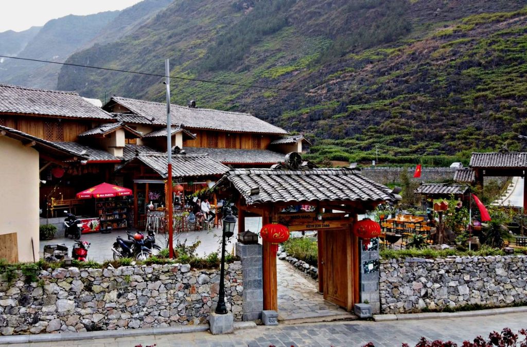 Khu vực Mèo Vạc và Pả Vi có nhiều homestay nhà trình tường gần đèo Mã Pí Lèng và sông Nho Quế