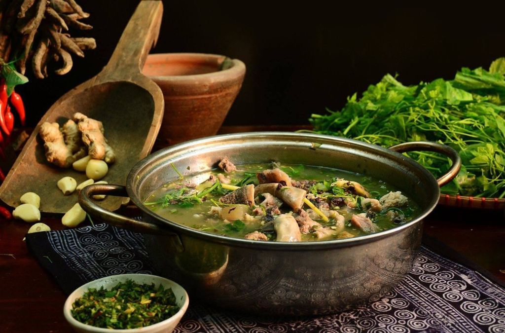 Thắng cố được ninh trong chảo lớn cùng thịt, nội tạng và các gia vị vùng cao như thảo quả, gừng, hoa hồi