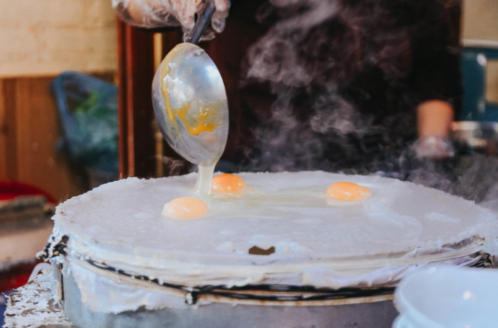Bánh cuốn trứng Hà Giang được tráng mỏng, thêm trứng trực tiếp trên lớp bột rồi ăn cùng nước dùng nóng